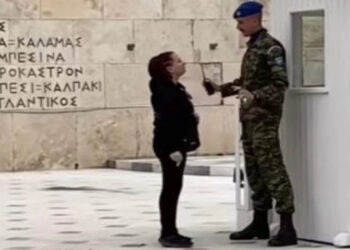 Υπάλληλος της Βουλής συνελήφθη – Προσπαθούσε να γράψει υβριστικά συνθήματα στο Μνημείο του Άγνωστου Στρατιώτη