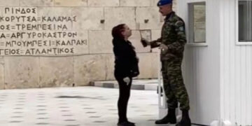 Υπάλληλος της Βουλής συνελήφθη – Προσπαθούσε να γράψει υβριστικά συνθήματα στο Μνημείο του Άγνωστου Στρατιώτη