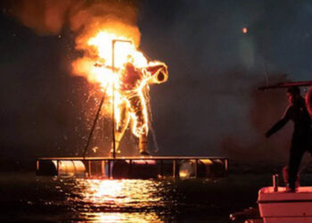 Το Κάψιμο του Ιούδα στο λιμάνι της Ερμιόνης – Δείτε φωτογραφίες από το πασχαλινό έθιμο