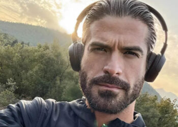 Ακρωτηριάστηκε σε δύο δάχτυλα ο μουσικός Άρης Μουγκοπέτρος, μετά από έκρηξη κροτίδας στο χέρι του [βίντεο]