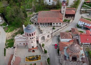 Κατέκλυσαν το Εμπόριο τα τουριστικά λεωφορεία το Πάσχα