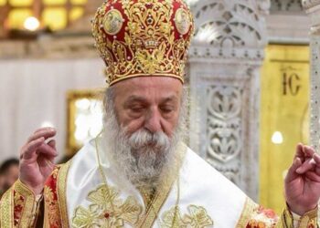 Ο Μητροπολίτης Γρεβενών Δαβίδ στην τελετή μεταφοράς του Αγίου Φωτός από τα Ιεροσόλυμα