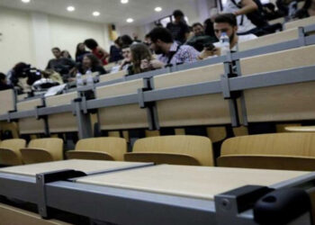 Όταν η έλλειψη πτυχίου Α.Ε.Ι. είναι απλώς… λεπτομέρεια  άνευ σημασίας! – Ο Ανεμοδείκτης σχολιάζει (10/4)