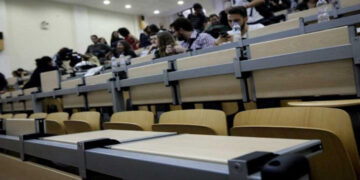 Όταν η έλλειψη πτυχίου Α.Ε.Ι. είναι απλώς… λεπτομέρεια  άνευ σημασίας! – Ο Ανεμοδείκτης σχολιάζει (10/4)