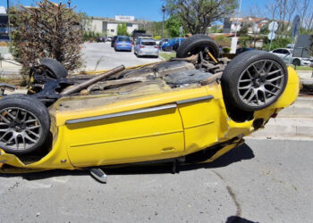 Τρομερό τροχαίο στην Κοζάνη – Όχημα έσπασε τα κάγκελα και σταμάτησε διαλυμένο