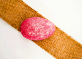 Πάσχα 2025: Πώς βάφουμε αυγά με κλωστές – Βήμα βήμα η διαδικασία