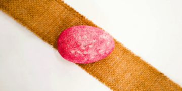 Πάσχα 2025: Πώς βάφουμε αυγά με κλωστές – Βήμα βήμα η διαδικασία