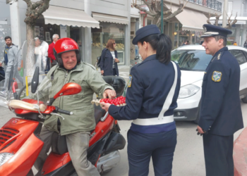 Κόκκινα Πασχαλινά αυγά και ευχές για Καλή Ανάσταση μοίρασε η Αστυνομία στην Κεντρική Πλατεία Πτολεμαΐδας