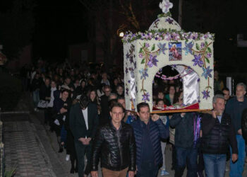 Προάστιο Εορδαίας: Σε κλίμα κατάνυξης πραγματοποιήθηκε η περιφορά του Επιταφίου (Φωτογραφίες)