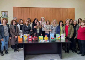 O Δήμος Φλώρινας δίπλα στην τρίτη ηλικία – Μοίρασαν λαμπάδες, αυγά και ευχές