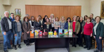 O Δήμος Φλώρινας δίπλα στην τρίτη ηλικία – Μοίρασαν λαμπάδες, αυγά και ευχές