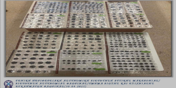 Φλώρινα: 67χρονη είχε στο σπίτι της 583 αρχαία νομίσματα, 4 μεταβυζαντινές εικόνες και 2 απολιθώματα ψαριών