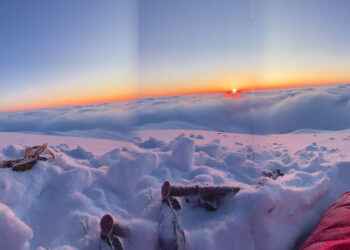 Ξύπνησε στην κορυφή του Γράμμου – Άνοιξε τη σκηνή της κι αντίκρισε αυτό το υπερθέαμα (βίντεο)