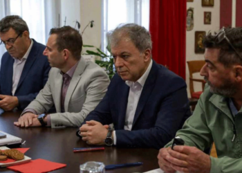 Σχεδόν 100 χλμ αγροτικού δρόμου θα αναβαθμιστούν στην Π.Ε. Καστοριάς – Υπογραφή συμβάσεων από τον Περιφερειάρχη