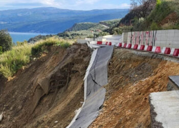 Απίστευτο! Κατέρρευσε ολοκαίνουργιος δρόμος στη Λάρισα πριν παραδοθεί