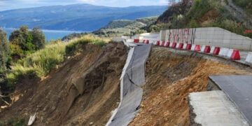 Απίστευτο! Κατέρρευσε ολοκαίνουργιος δρόμος στη Λάρισα πριν παραδοθεί