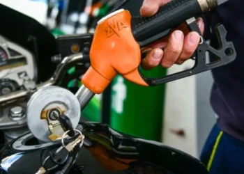 “Πέφτουν” οι τιµές σε καύσιµα – ρεύµα