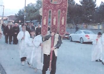 Από την περιφορά της εικόνας του Αγίου Πνεύματος από τον Εορτάζοντα Ναό της Αγίας Τριάδος  30 Μαΐου 2004 – Από τη στήλη του Γ. Καζαντζή στον ΠΑΛΜΟ