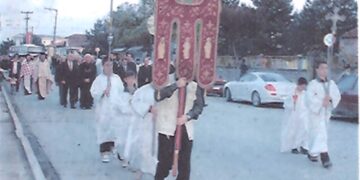 Από την περιφορά της εικόνας του Αγίου Πνεύματος από τον Εορτάζοντα Ναό της Αγίας Τριάδος  30 Μαΐου 2004 – Από τη στήλη του Γ. Καζαντζή στον ΠΑΛΜΟ