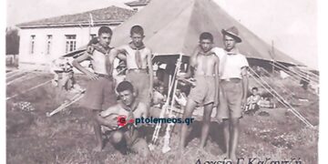 Αναμνηστική φωτογραφία από την Κατασκήνωση των Προσκόπων το 1946 στο προαύλιο το» Γυμνασίου – Από τη στήλη του Γ. Καζαντζή στον ΠΑΛΜΟ