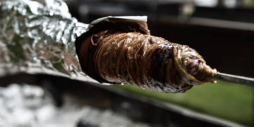 Πώς να αποφύγετε καούρες και δυσπεψία μετά το πασχαλινό τραπέζι