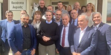 Δέσμευση Μητσοτάκη για τον δρόμο της Ακρινής- Τι συζήτησε με τους κατοίκους