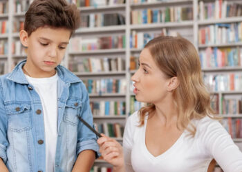 Αν άκουσες αυτές τις 7 φράσεις ως παιδί, μεγάλωσες σε οικογένεια που δεν σε στήριζε συναισθηματικά