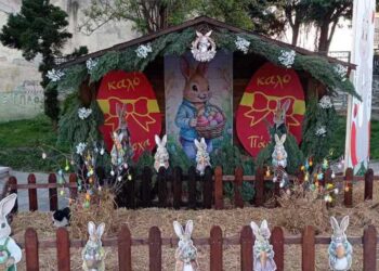 Η Φλώρινα στολίζεται με κόκκινα αυγά για τις Άγιες Ημέρες του Πάσχα