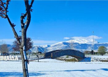 Άποψη του Σινιάτσικου από την χιονισμένη Πτολεμαΐδα