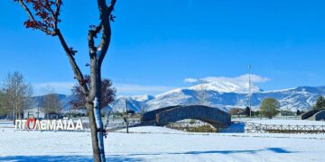 Άποψη του Σινιάτσικου από την χιονισμένη Πτολεμαΐδα