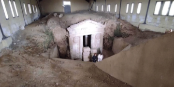 Εορδαία: Άνοιξε ο Μακεδονικός τάφος της Σπηλιάς