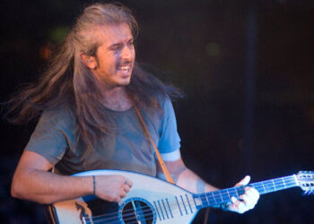 Μεγάλη συναυλία από τον Γιάννη Χαρούλη στην περιοχή μας – Ανακοινώθηκε το πρόγραμμα της περιοδείας του