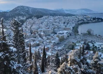 Χριστουγεννιάτικη η ατμόσφαιρα στην Καστοριά με το απριλιάτικο χιόνι – Δείτε βίντεο