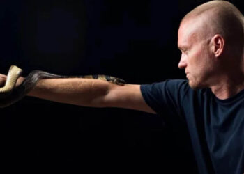 Αφησε να τον δαγκώσουν θανατηφόρα φίδια 200 φορές, για καλό λόγο