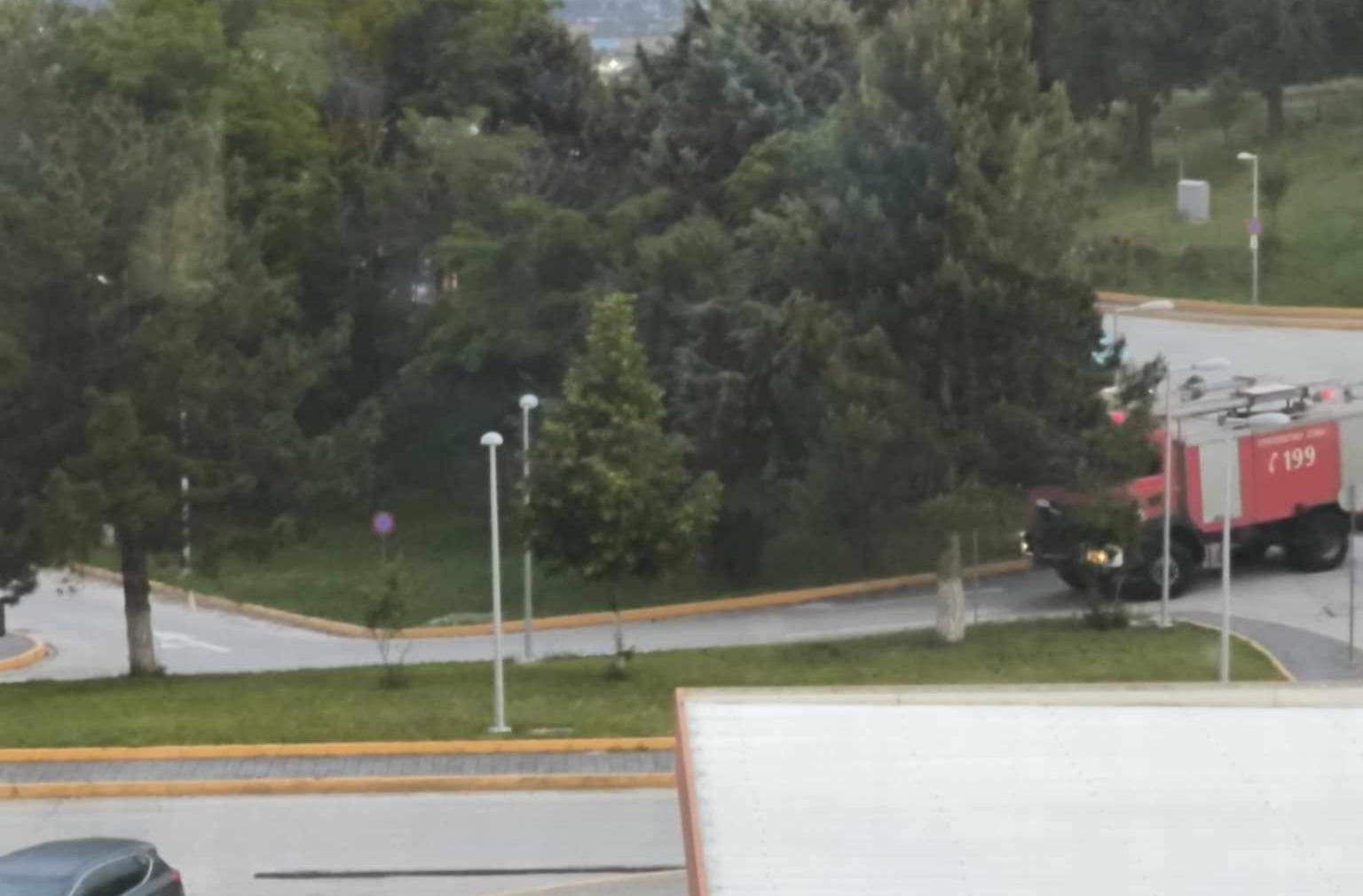 Συμβαίνει τώρα: Φωτιά σε ΙΧ αυτοκίνητο στο πάρκινγκ του Μποδοσάκειου