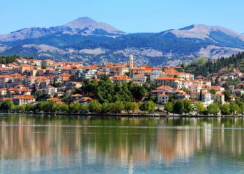 Μάιος στην Καστοριά: Ένα ανοιξιάτικο Σαββατοκύριακο στην πολιτεία του νερού και της πέτρας