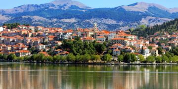 Μάιος στην Καστοριά: Ένα ανοιξιάτικο Σαββατοκύριακο στην πολιτεία του νερού και της πέτρας