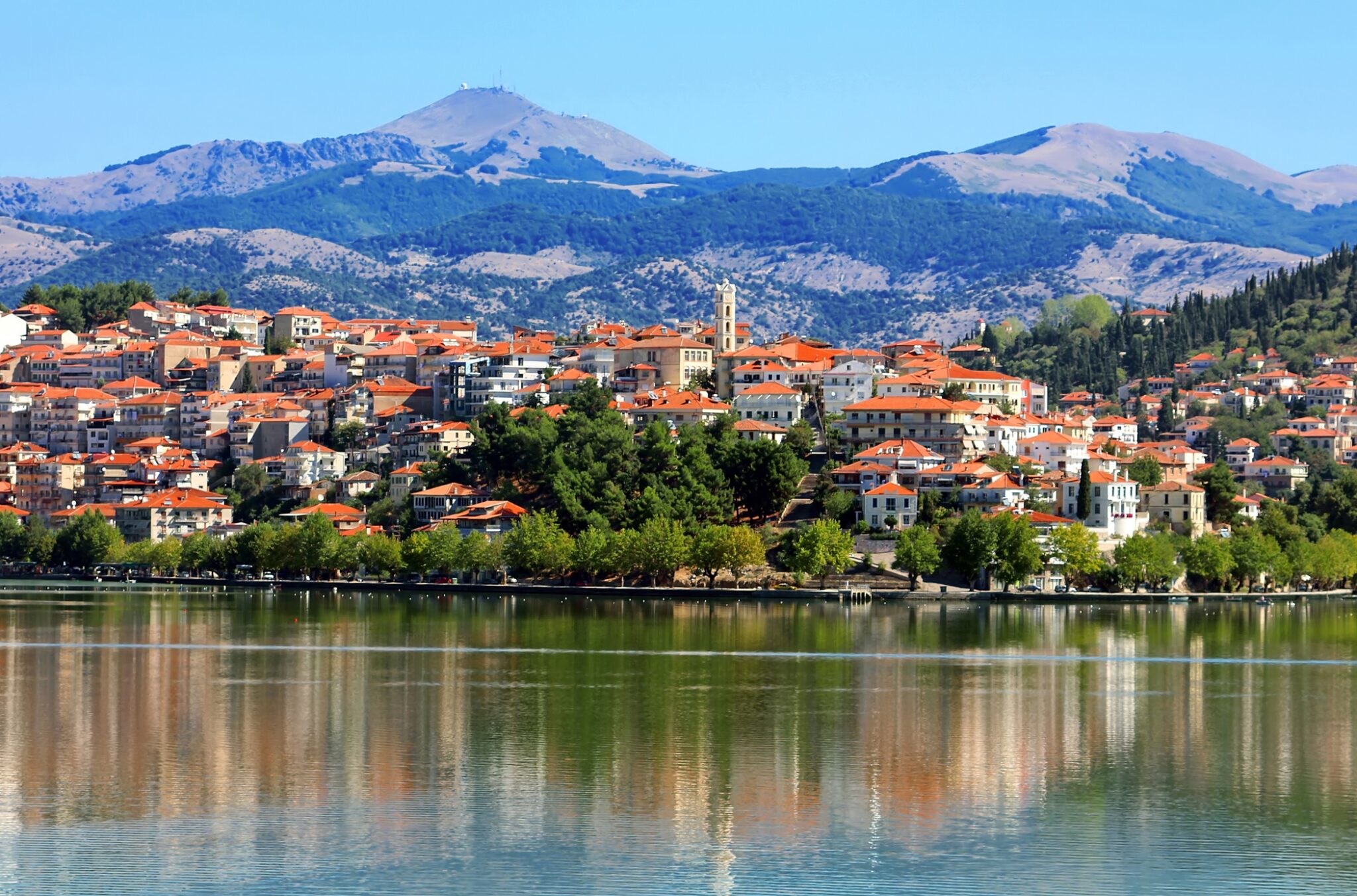 Μάιος στην Καστοριά: Ένα ανοιξιάτικο Σαββατοκύριακο στην πολιτεία του νερού και της πέτρας