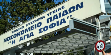 Ασύλληπτη τραγωδία στην Καλλιθέα: Έχασε τη μάχη με τη ζωή 7χρονο παιδί που έπεσε σε τζαμαρία