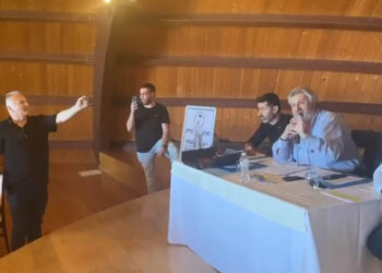 ΒΙΝΤΕΟ: Ένταση για την πιστοποίηση του σωματείου γουνεργατων, στο συνέδριο του εργατικού κέντρου Κοζάνης