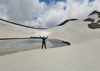 Εντυπωσιακές φωτογραφίες από την παγωμένη Δρακολίμνη Γκιστόβα στο Γράμμο
