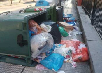 Φλώρινα: Άγνωστοι αναποδογύρισαν και κατέστρεψαν κάδους και καλαθάκια απορριμμάτων