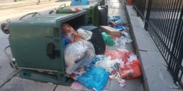 Φλώρινα: Άγνωστοι αναποδογύρισαν και κατέστρεψαν κάδους και καλαθάκια απορριμμάτων