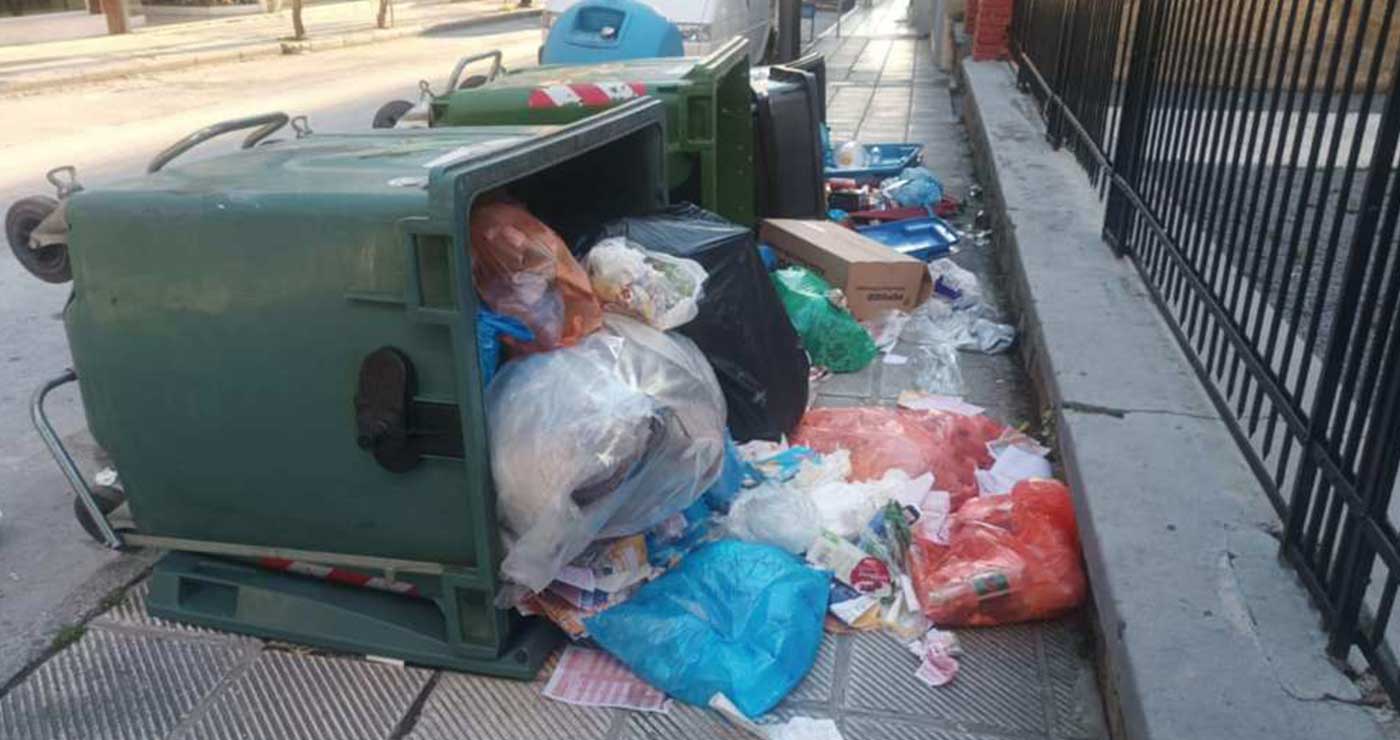 Φλώρινα: Άγνωστοι αναποδογύρισαν και κατέστρεψαν κάδους και καλαθάκια απορριμμάτων