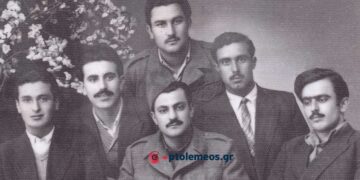 Μια υπέροχη, φιλική —συγγενική, παρέα του παρελθόντος, σε αναμνηστική φώτο το 1955 ή κάπου εκεί (;) – Από τη στήλη του Γ. Καζαντζή στον ΠΑΛΜΟ