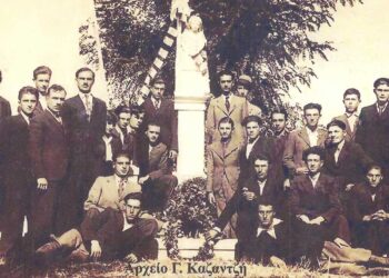 Φιλική προσφυγική παρέα στο Μνημείο πεσόντων μαχητών του Ναλμπάν κιοϊ, το 1929 – Από τη στήλη του Γ. Καζαντζή στον ΠΑΛΜΟ