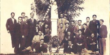 Φιλική προσφυγική παρέα στο Μνημείο πεσόντων μαχητών του Ναλμπάν κιοϊ, το 1929 – Από τη στήλη του Γ. Καζαντζή στον ΠΑΛΜΟ