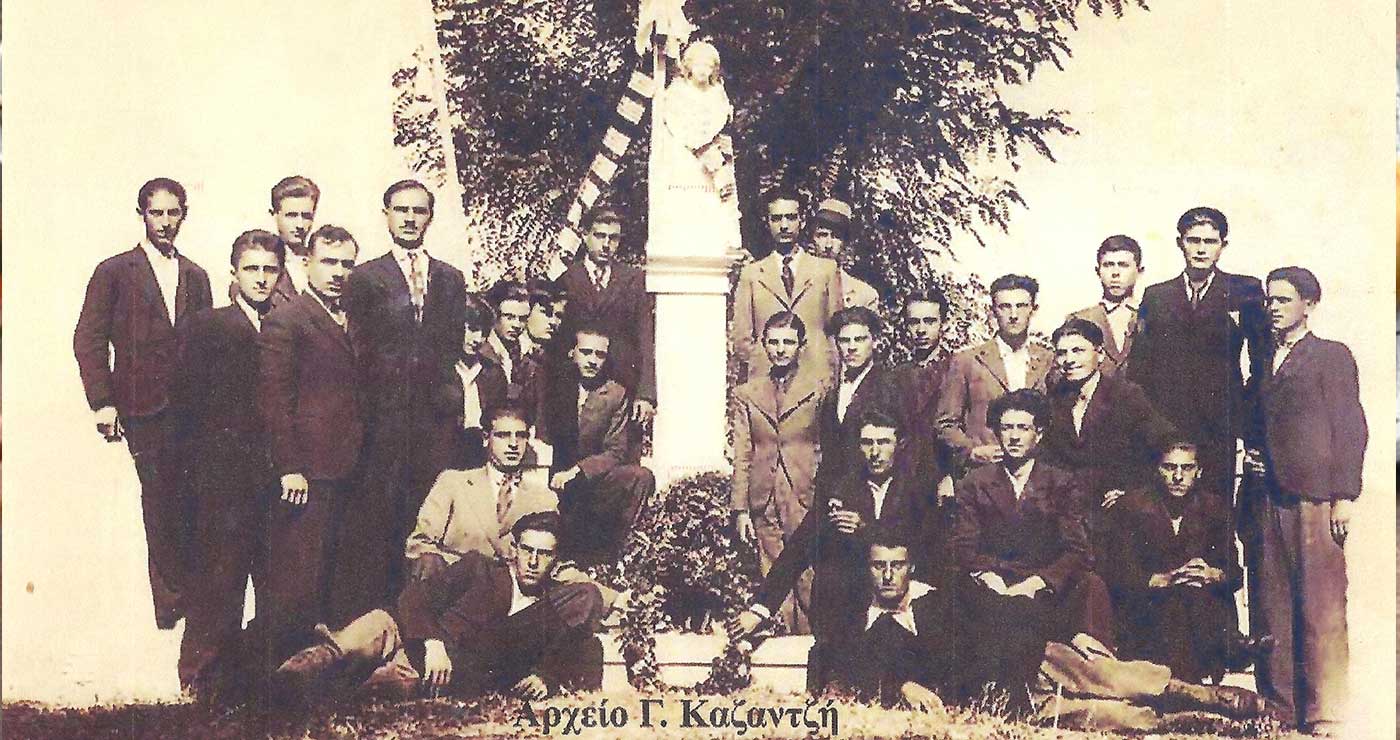 Φιλική προσφυγική παρέα στο Μνημείο πεσόντων μαχητών του Ναλμπάν κιοϊ, το 1929 – Από τη στήλη του Γ. Καζαντζή στον ΠΑΛΜΟ