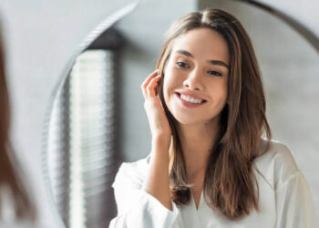 Οι άνθρωποι που γερνούν πιο αργά από τους φίλους τους συνήθως υιοθετούν αυτές τις 8 καθημερινές συνήθειες