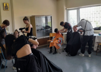 Συνεχίζονται τα “κουρέματα” και τα “χτενίσματα” από το Τμήμα Κομμωτικής της ΣΑΕΚ Πτολεμαΐδας! (της Κούλας Πουλασιχίδου)